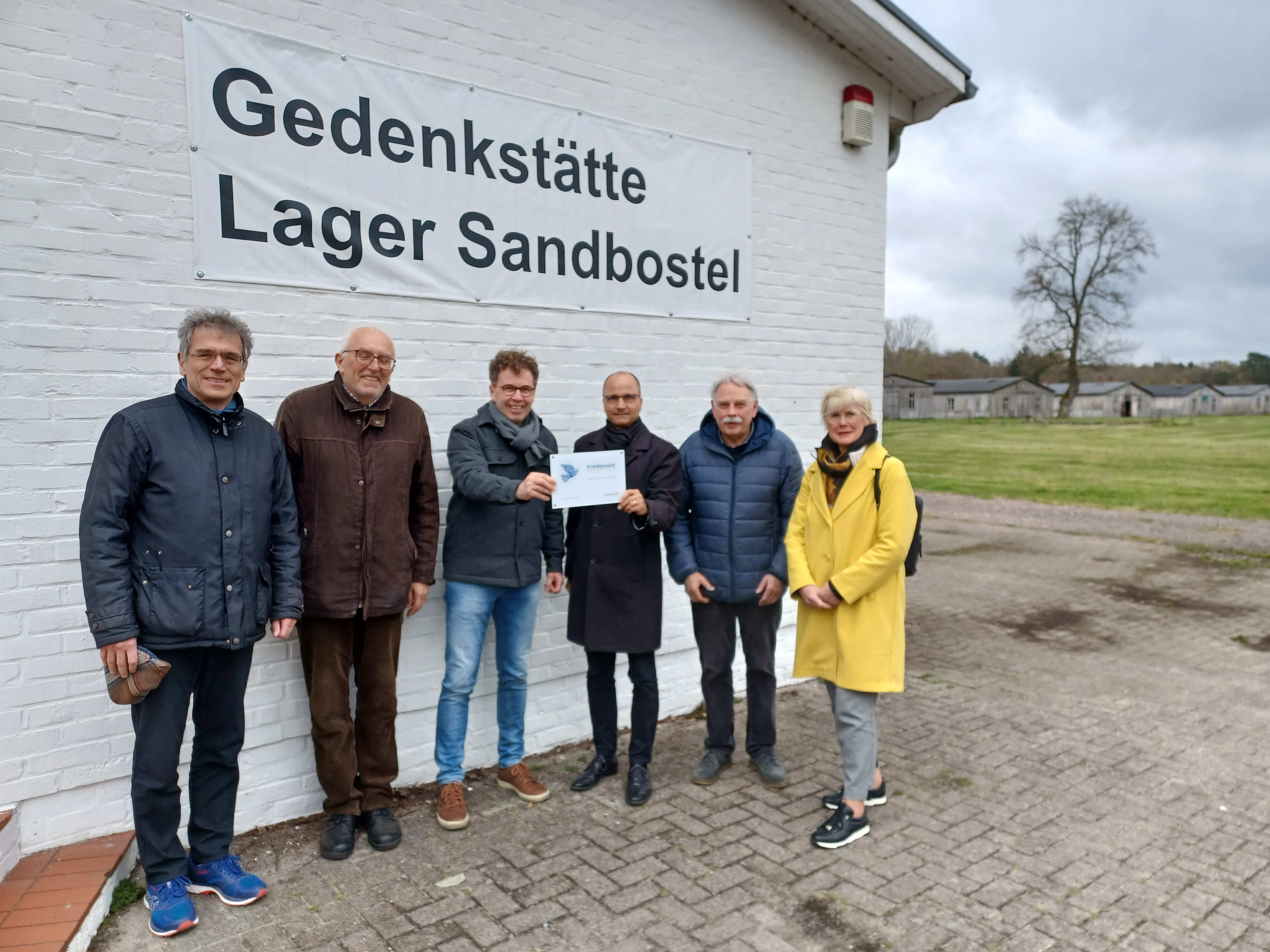 Am neuen Friedensort (von links): Friedrich Selter, Regionalbischof Osnabrück; Günther Justen-Stahl, Vorsitzender Stiftung Lager Sandbostel; Michael Freitag-Parey, Friedenspädagoge in Sandbostel; Dirk Stelter, Oberkirchenrat Evangelisch-lutherische Landeskirche Hannovers; Angelus Müller, Mitglied der Synode und des Vergabeausschusses; Dr. Karin Köhler, Vorsitzende des Vergabeausschusses Friedensorte. Foto: Felix Paul