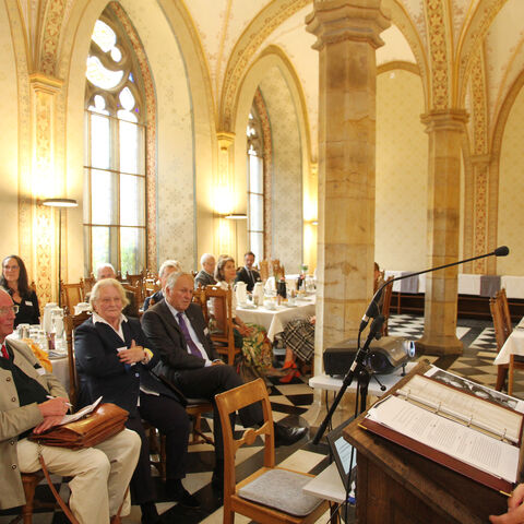 Landesbischof Ralf Meister begrüßt die Gäste beim Patronatstag im Refektorium des Klosters Loccum. Foto: Lothar Veit/EMA