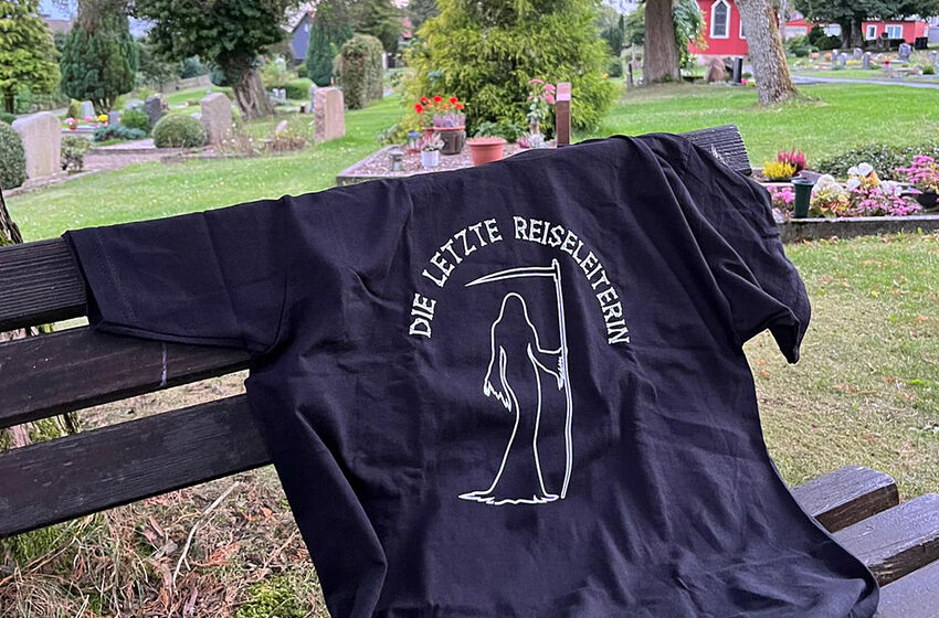 T-Shirt aus dem Museumsshop des Wiener Zentralfriedhofs – den Wienern wird eine ganz eigene Beziehung zum Tod nachgesagt. Foto: Julia Littmann