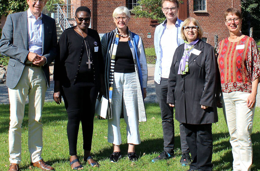 Eine internationale Delegation besuchte den Friedensort Woltersburger Mühle (von links): Ralf Meister, Naledzani Josephine Sikhwari, Karin Köhler, Felix Paul, Sílvia Beatrice Genz und Claudia Ostarek. Foto: Allgemeine Zeitung der Lüneburger Heide / Lars Becker